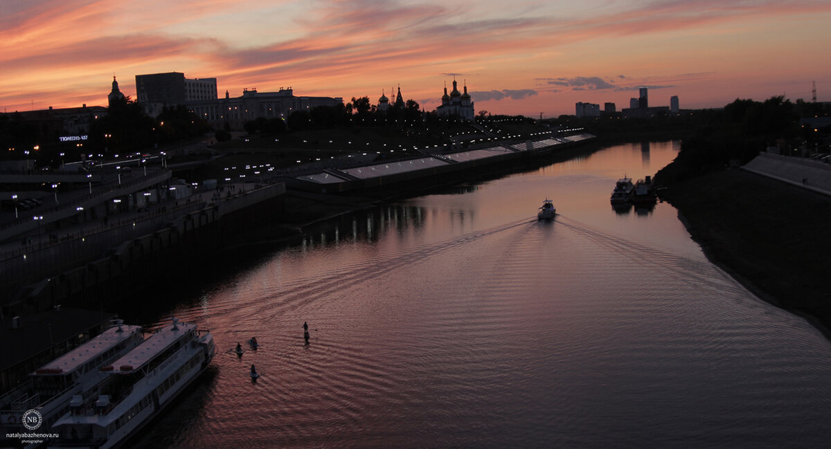 Закат на набережной с серферами. Фото автора.