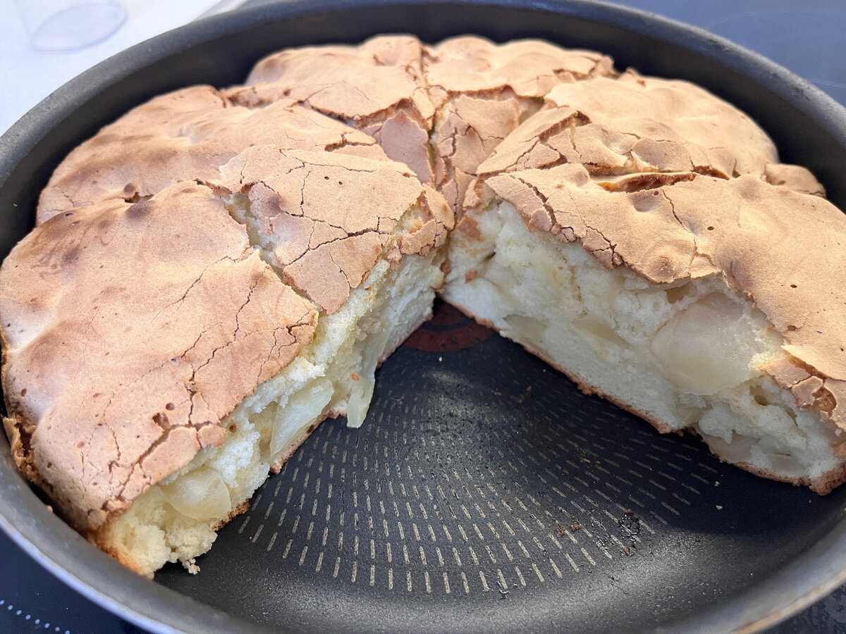 Шарлотка с яблоками. Получилась очень вкусной