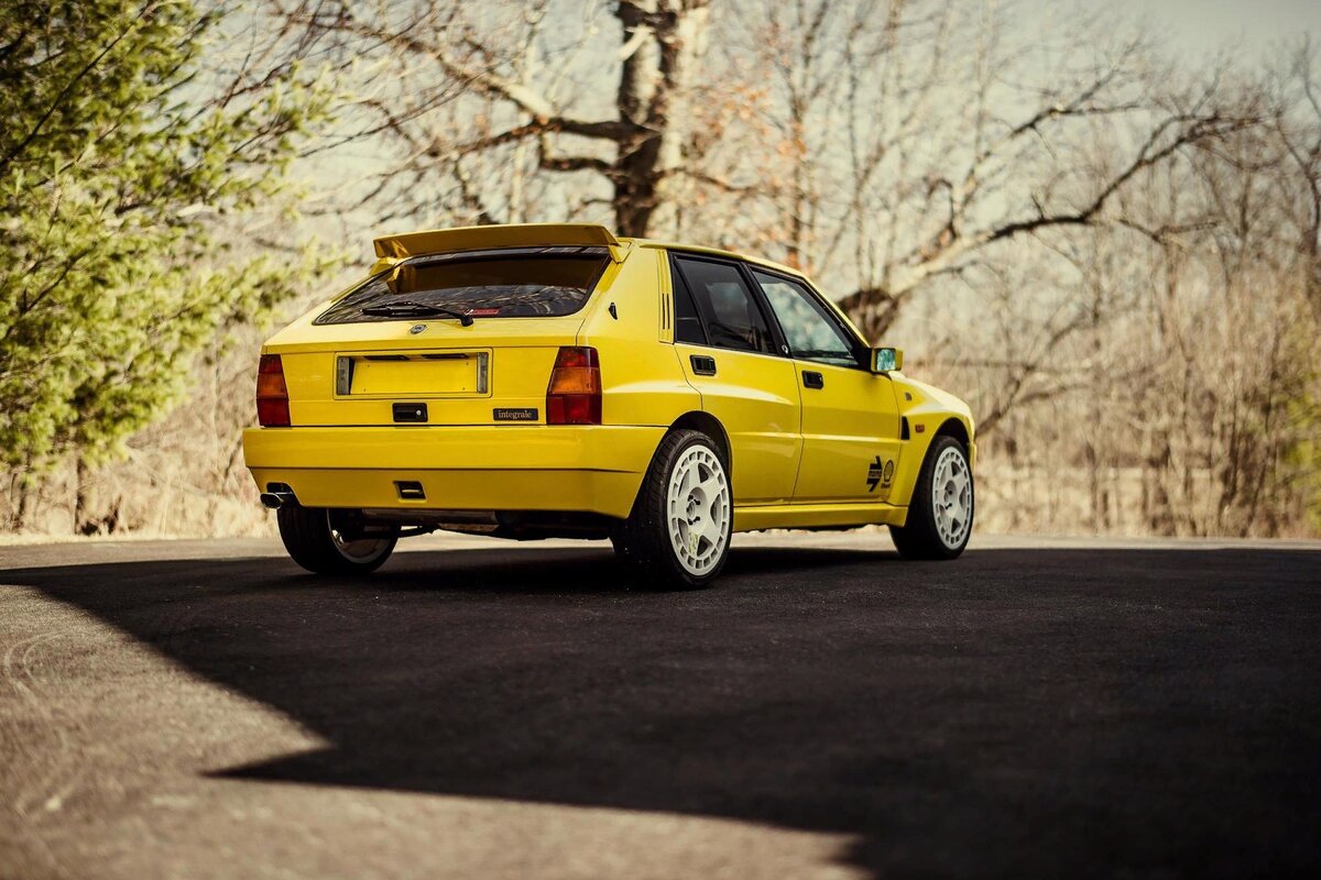 Lancia Delta sedan