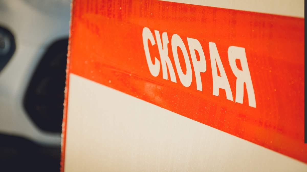 В Приморье водитель выжил после столкновения с бетонным столбом