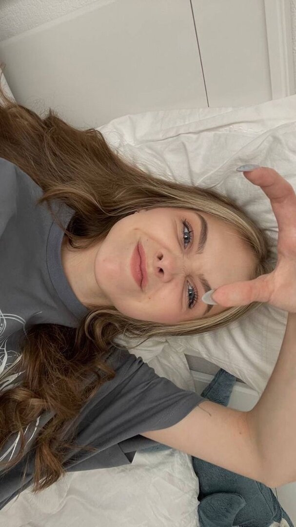 Послушайте любимую музыку. Побалуйте себя и закажите любимую еду на дом.
Сделайте доску желаний.
Купите букет цветов и поставьте его на видном месте, чтобы радовал глаз.
Медитируйте в течение 10 минут.
Удалите из друзей в соцсетях всех пользователей, которые вас не интересуют или раздражают.