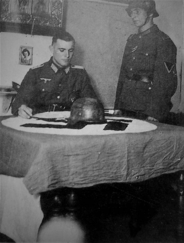 https://waralbum.ru/photocache/36/80/88/368088-files/368088-main.jpg. Регистрация брака ефрейтора вермахта на фронте под Севастополем. На стене под иконой закреплена фотография невесты.