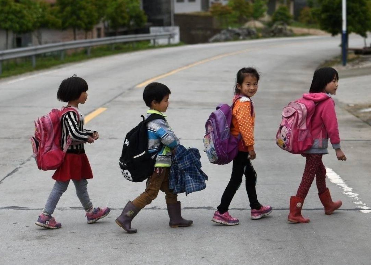 Включи дети ходят. Школьники идут. Ребенок идет. Дети идут в школу. Китайцы идут в школу.
