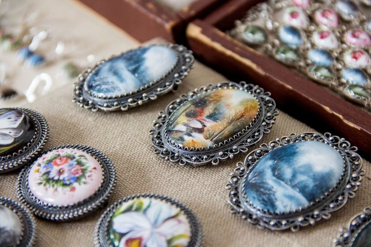 Броши. Ростовская финифть. Изображения из сети Интернет.