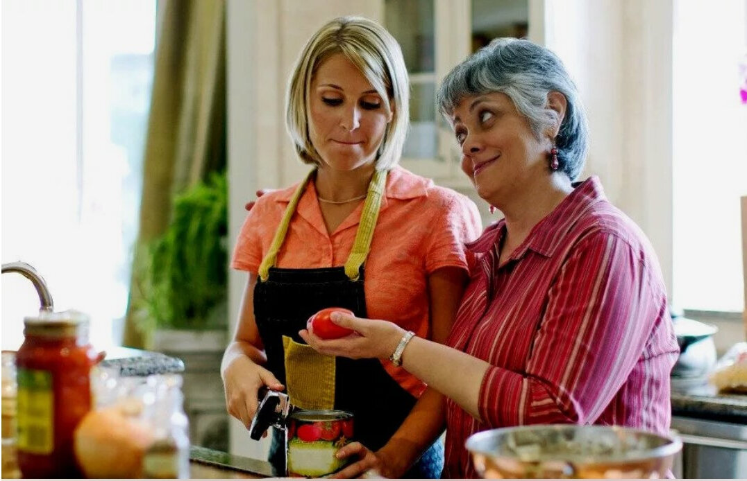 Маме и дочке вместе 28 лет мама старше. Wife and her mother. Фото позы с мамой старой. Пожилая мама и взрослый сын. Carol vorderman платья.