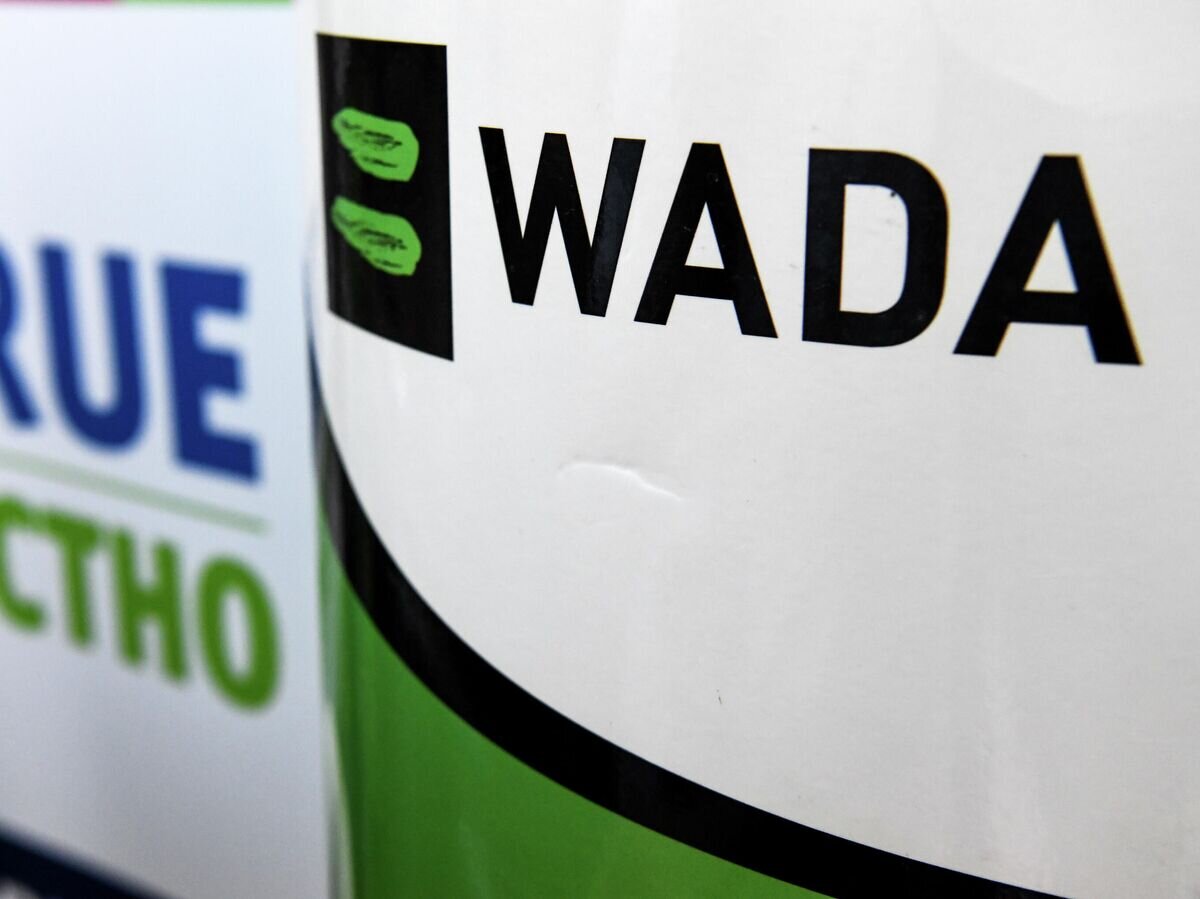    The World Anti-Doping Agency or WADA logo is pictured at the Russkaya Zima (Russian Winter) Athletics competition in Moscow on February 9, 2020. - The entire board of Russia's athletics federation has resigned as the government attempts to find a way out of the country's deepening doping crisis before this year's Olympic Games. (Photo by Kirill KUDRYAVTSEV / AFP)© KIRILL KUDRYAVTSEV