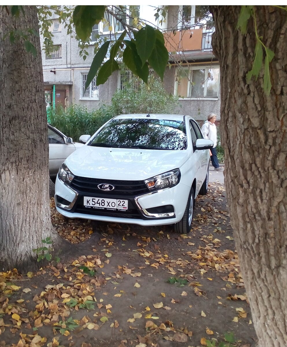  ПРЕДИСЛОВИЕ
До этого были машины:
- ВАЗ 2106, ездил с 2001 года
- Toyota Corolla 100 4wd, срок владения 3 года (пруль)
- Toyota Camry Gracia 4wd, отъездил 4 года (пруль)
С правым рулем давно свыкся и даже не думал, что пересяду со старого и надежного японца на ВАЗ. Многие прямо сейчас поставят минус за то, что с тойоты пересел на «таз». Постараюсь объяснить почему это сделал. 
Какая бы ни была комфортная и хорошая-расхорошая Камри, но черт возьми, ей будет 17 лет! Да и хрен бы с ним, с возрастом, она не гнилая, не ржавая. Просто за что не возьмись, стало все дико дорого. 2 раза менял передний длинный привод, от него идет вибрация из-за внутреннего ШРУСа. Новый не купить, стоит 30 тыс. руб., а контрактные уже недолго ходят.
Получается, что неделю роешься по японским помойкам, чтобы довести машину до идеала. Не получится так, не довести. «Красишь ей губы», ухаживаешь,  а все равно, перед тобой стоит иномарка 17-ти лет. 
Надоело это мне, захотел машину свежее, например Toyota Avensis. Давай смотреть Авенсисов. В хорошем состоянии десятилетний автомобиль с левым рулем стоит 500 тыс.. Опять же, какой бы он хороший-расхороши ни был, ему 10 лет. И не очень то дешевые запчасти. Да и минусы у каждого авто есть.

РАССКАЗ О ВЕСТЕ
Решил смотреть на новые автомобили. Все, что я себе мог позволить в кредит это Солярис/Поло/Рио/Веста. Продав тойоту, пошел на тестдрайвы.
Пусть опять не обижаются адепты прочих марок, но для себя я отметил в Весте следующие плюсы:
- Эта машина получилась не маленькая. Размеры реально класса В+.
- Внешний вид. Получилось очень хорошо. Очень подкупило.
- После АКПП, на которой ездил годами, механика показалась очень понятной и легкой.
- Очень много «плюшек» в виде подогревов стекол, зеркал, сидений. Системы устойчивости и помощи подъема в горку.
- Приятная приборная панель
- Регулируемые сиденья и руль, пусть не электрорегулировки, но все есть.
- Руление руля на электроусилителе очень понравилось.
- Отличный обзор в зеркалах!!! Повторители поворотников на них!
- Аудиосистема поддерживает телефоны и флешки
- Багажник очень хорош
- Пугают задние барабанные тормоза, но машина оттормаживается отлично!
- С салона на шинах Pirelli. На хорошей дороге просто шепчет.
- Расход. Сейчас на обкатке 9.2 литра по городу.
- Двери зарываются очень добротно, глухо и легко
- Собранная, зажатая подвеска (это и плюс и минус)
- После японца непривычно хорошо светят фары, еще и регулируются. Если будут деньги, то и туманки поствлю обязательно, обзор обочины нужен.

Ну и минусы:
- Деревянный пластик салона
- Лючок бензобака без ключа и затвора
- Задняя балка. После Камри 4wd она кажется «полным отстоем».
- Шумка так себе. На «3-».

ЗАКЛЮЧЕНИЕ
Машина получилась очень интересная, но для для любителей Автоваза дороговатой.
Эту машину я купил из-за того, что она мне понравилась! Считаю, что это самое главное, чтобы машина была в радость. Можно было купить старенького RAV4, и радоваться жизни, но нет. Я выхожу из дома утром и мне нравится ехать на ней на работу. Закончив работу, я хочу ехать на ней домой. Мне не стремно показать ее другим людям, путь даже это ВАЗ. Моя жена легко управляется с этой машиной. 
Очень хочется верить, что кузов машины не будет пропадать и-за соли за 5 лет, и в что запчасти будут доступными и качественными.

P.S. Мое честное мнение - если вы ищите идеальную машину своей мечты до миллиона рублей, то это не ваш вариант. Эта машина выглядит и едет на столько, сколько стоит. Но, она очень хороша!
Вот так из адептов японского автопорома я стал «ТАЗоводом». Хотя понятие «таз» к этой машине не применимо. Считай, что иномарка. 
Вам всем добра, и нам, владельцам Весты пожелайте удачи! Пока!

Читать полностью: https://www.drom.ru/reviews/lada/vesta/214494/