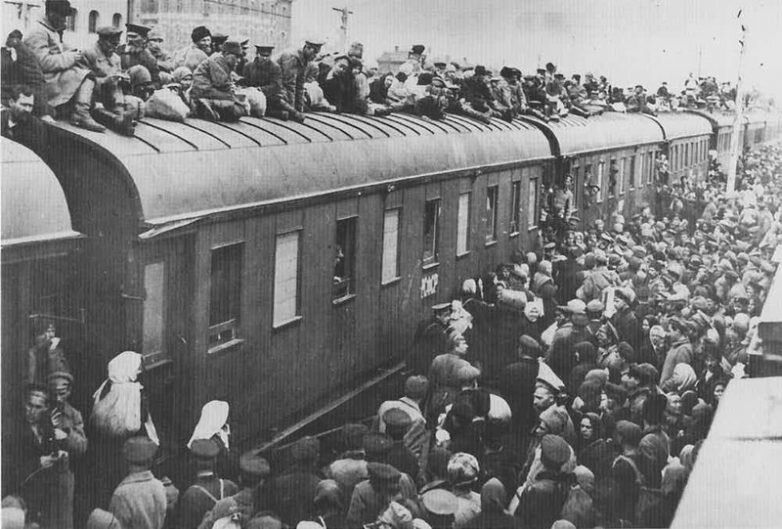  Депортации невинных людей

Пропаганда и цензура были мощнейшими инструментами Советского Союза. Эта страна опиралась на людей, веривших в то, что политика СССР верна, справедлива и защищает мир от гнилых ценностей Запада. Неудивительно, что образованные люди не слушали всю эту пропагандистскую чушь. Советский Союз решил, что лучший способ общения с такими непослушными гражданами — это отправлять их куда-нибудь подальше, например, в бескрайнюю сибирскую тайгу. В 1933 году Советский Союз отправил 6 200 человек на остров в Сибири и оставил их там без жилья и пищи. Через месяц, когда чиновники вернулись проверить, как поживают несчастные заключенные, 4 000 из них уже были мертвы.
Массовые депортации невинных людей продолжались в течение многих лет. Такие страны, как Польша, Украина, Литва и Чешская Республика, потеряли тысячи самых образованных своих граждан. Правительство Советского Союза утверждало, что эти несчастные люди были врагами Союза, которому пришлось расплачиваться за их (воображаемые) преступления. Как литовец, я встречал много людей старшего поколения, которых высылали в Сибирь ни за что. И это лишь одна из множества жестоких сторон СССР. 