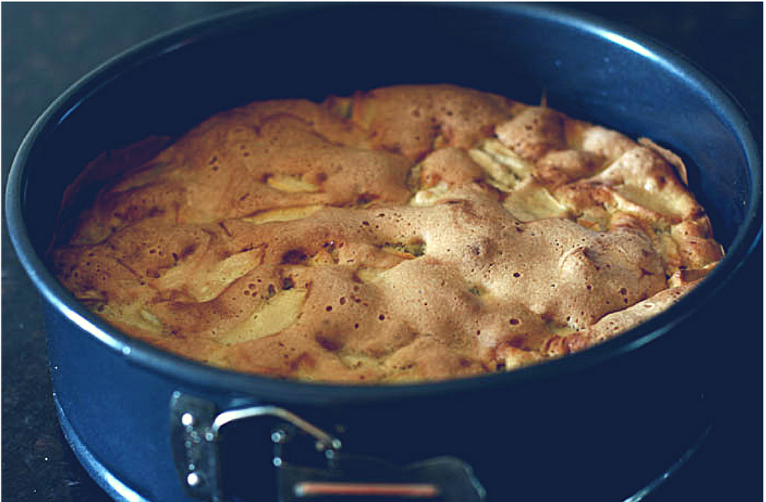 Шарлотка на сковороде с яблоками без духовки простой рецепт пошаговый с фото