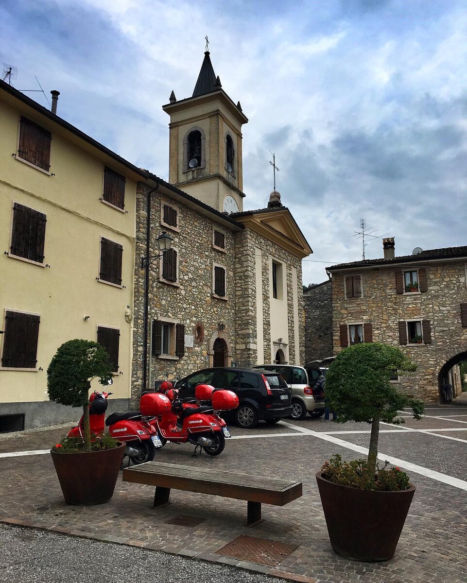 Центральная площадь Lumini. Размером с вашу гостиную.