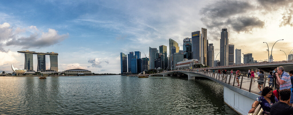 1. Пешеходный Jubilee Bridge  соединяет две набережных на разных сторонах устья реки Сингапур при впадении в Marina Bay.
 
