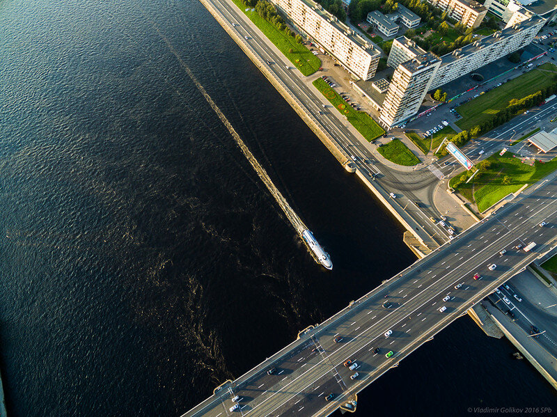 В рамках проекта "блогерыразводятмосты" посетил три моста. Все три отснял с воздуха. Сегодня, третий, Володарский мост. Пока семья досматривала спектакль, погрелись в лучах еще летнего и закатного Солнца.

Фото 1.
