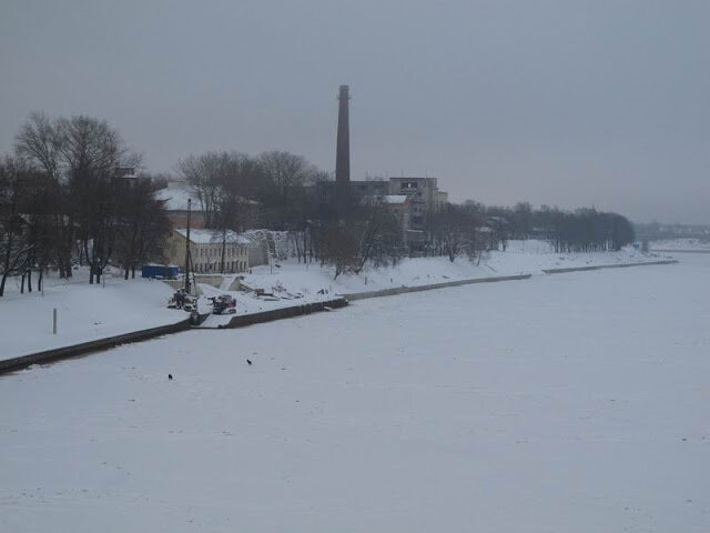  Разруха. Две собаки (не волки) играют на еще не окрепшем льду.