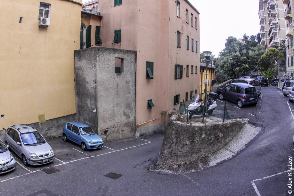  Генуя совсем не равнинна. Рельеф крайне разнообразен. Тут легко можно накачать ноги.
 