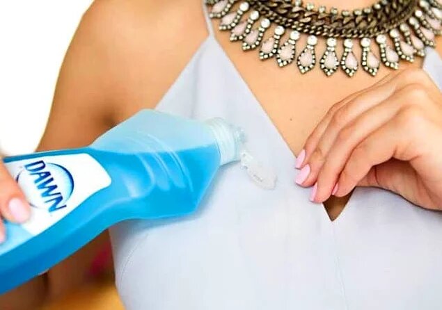 В большинстве случаев средство для мытья посуды отлично справляется с такими пятнами на одежде. Так что попробуйте этот лайфхак в следующий раз, когда опять не донесете еду до рта