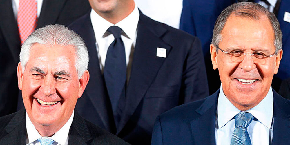  Возможно, Сергею Лаврову все же удалось по старой памяти объяснить орденоносцу Рексу Тиллерсону основы современного мироустройства. И возможно, американец что-то понял.  Фото Michael Probst (Associated Press).