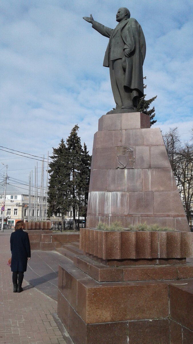 Почему памятник ленина. Памятник Ленину в Челябинске на площади революции. Памятник Ленину Челябинск площадь революции 1960. Памятник Ленинину Котихин. Памятник Ленину Саранск.