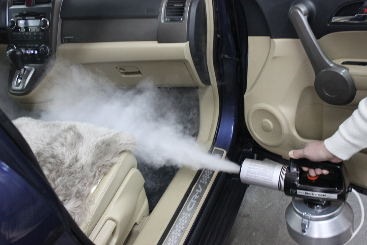 Сухой туман буша. Озонирование салона автомобиля. Сухой туман для авто. Дезинфекция салона авто. Дезодорация автомобиля.