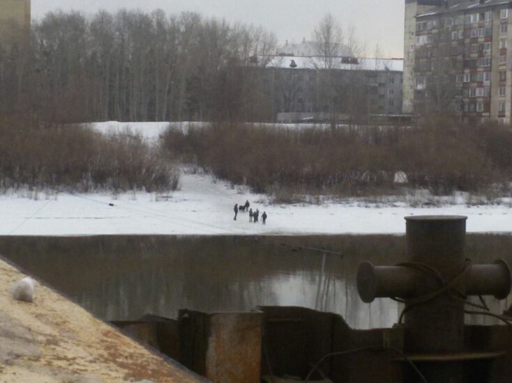  Накануне тюменские подростки развлекались на водоеме в районе Лесобазы. Один из несовершеннолетних провалился под лед.Фото: ЧС Тюмень