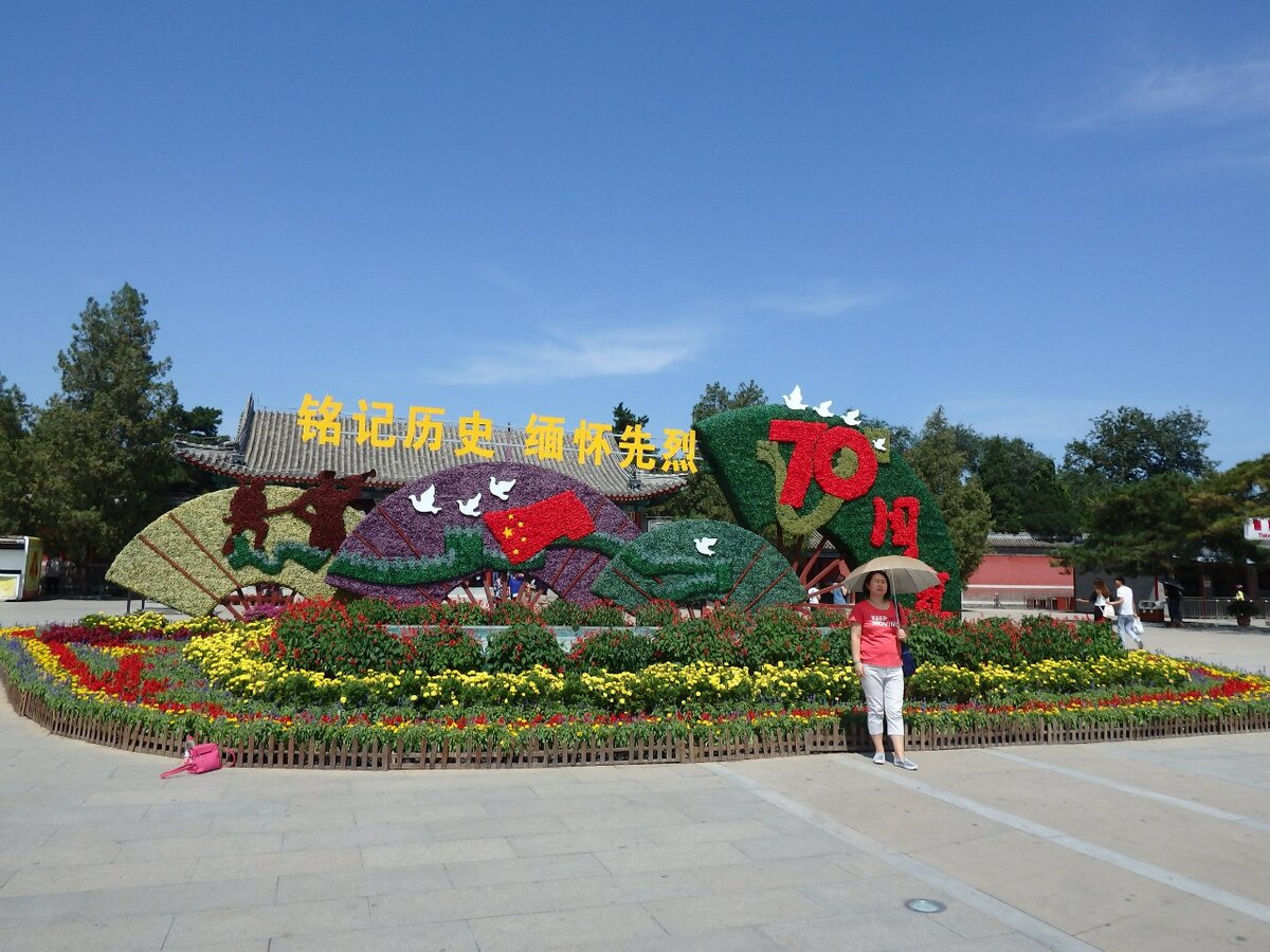 По дороге из метро, рядом с кассами

