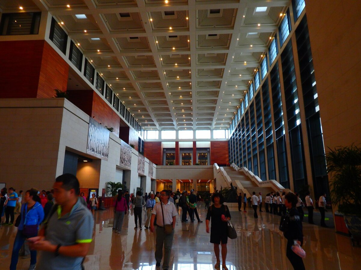  Как войдете на крыльцо, идите направо. Там выдают билеты по паспортам. Налево по китайским удостоверениям. Вход бесплатный. Номер паспорта они вбивают в систему, чтобы вы 2 раза за день не зашли.
В музее

