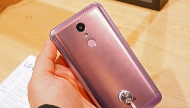 LG K10 (2018) и LG K10+ (2018)
Новый LG10 (2018) оснащен 5,3-дюймовым дисплеем In-Cell HD (720x1080 пикселей) и работает на ОС Android 7.1. Смартфон оснащен 8-ядерным процессором с тактовой частотой 1,5 ГГц. Поставляется в двух вариантах: LG K10 (2018) и K10 + (2018).
K10 plus имеет 3 ГБ оперативной памяти и 32 ГБ встроенной памяти, а K10 - 2 ГБ оперативной памяти и 16 ГБ хранилища. Объем памяти можно расширить на обоих вариантах до 2 ТБ с помощью карты microSD. Обе модели включают 13-мегапиксельную заднюю и 8-мегапиксельную или 5-мегапиксельную (широкоугольную) фронтальную камеру. Для LG K8 и K10 будет доступно подключение через Wi-Fi (802.11 b, g, n), Bluetooth 4.2 и порт USB 2.0. Устройства оснащены батареей емкостью 3000 мАч, а также сенсорным сканером отпечатков пальцев сзади.
