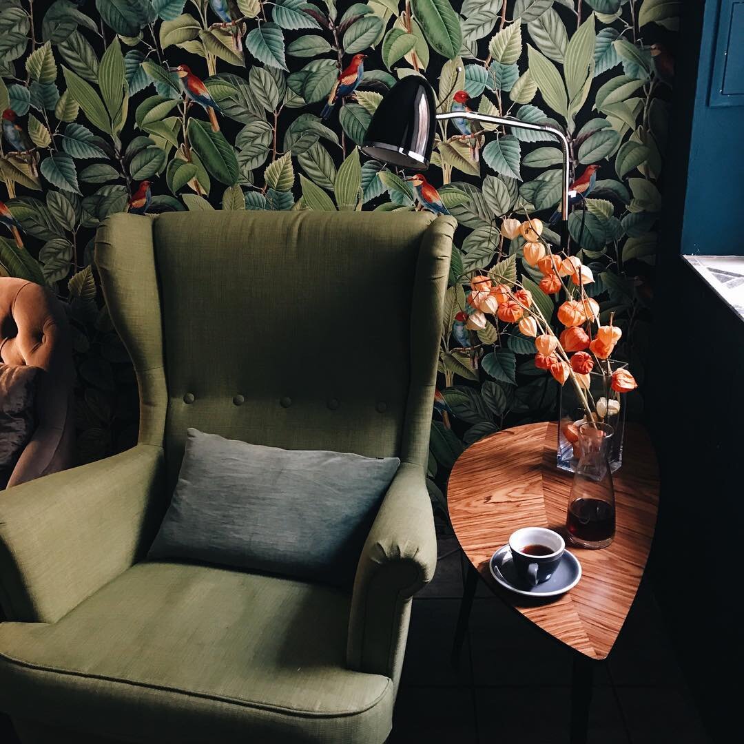 Кофейня «Займемся Кофе», Санкт-Петербург, Б. Пушкарская, 28. 
Из ИКЕА кресло, столик, ваза и торшер.​