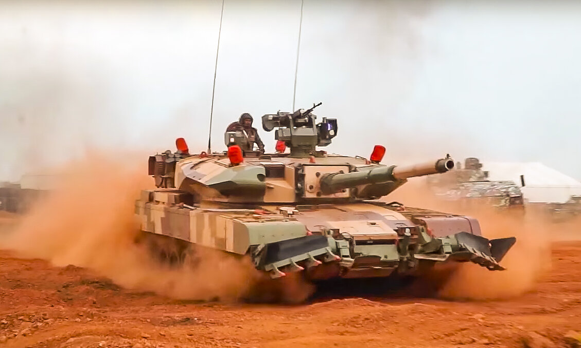  Оказывается в Индии, кроме фильмов, тоже умеют делать танки. До недавнего времени на вооружении этой армии стояли танки Российского производства Т -54 и Т-72.