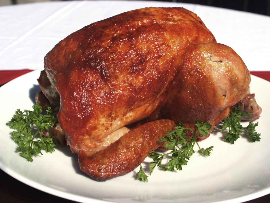 курица в духовке. курица жареная в духовке целиком. курица жареная в духовке целиком. жарим курицу в духовке целиком. самая вкусная курочка в духовке.