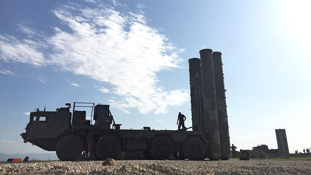 Зенитно-ракетный комплекс С-400 во время заступления на боевое дежурство на российской авиабазе Хмеймим. Фото: РИА Новости/Дмитрий Виноградов