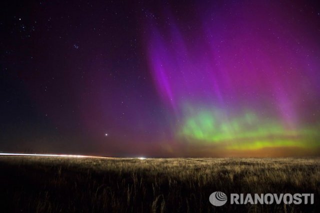 © Фото : Polar ExpertsОхота на северное сияние в Заполярье© NASAПолярное сияние с борта Международной космической станцииПолярное сияние с борта Международной космической станции© AP Photo / Bob MartinsonСеверное сияние на Аляске.Люди смотрят на северное сияние в Швеции.Люди смотрят на северное сияние в Швеции.© AP Photo / The Billings Gazette, Bob Zellar)Северное сияние недалеко от Биллингса, Америка.Полярное сияние с борта Международной космической станции. Этот потрясающий снимок сделал во время полета космонавт Олег Артемьев.Полярное сияние с борта Международной космической станции. Этот потрясающий снимок сделал во время полета космонавт Олег Артемьев.© AFP 2018 / Pekka SakkiСеверное сияние в Финляндии.Северное сияние в Финляндии. © AP Photo / Michael DinneenСеверное сияние на Аляске.Северное сияние в Исландии.Северное сияние в Исландии.© РИА Новости / Игорь ПодгорныйПерейти в фотобанкПолярное сияние в Михайловском районе Рязанской области.Полярное сияние в Михайловском районе Рязанской области. / [/i][i]
