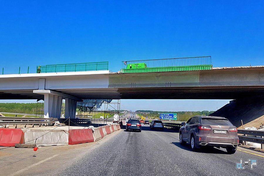 Видите слева машину видеофиксации после моста?