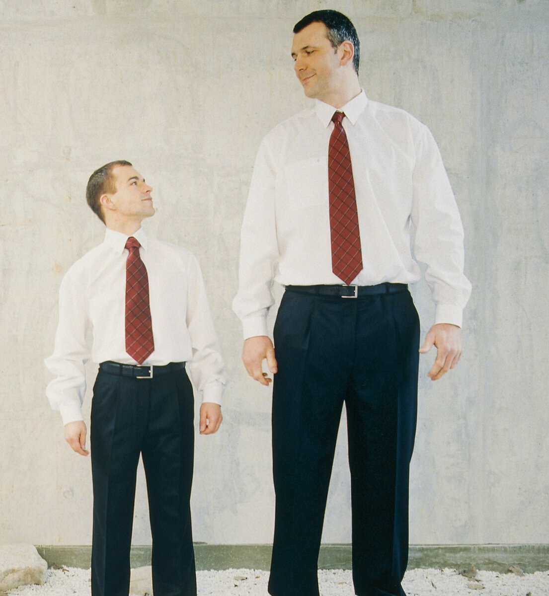 Мужчина небольшого роста. Низкий рост. Высокий рост и маленькая голова. Выше ниже люди. Длинный человек высокий Мем.