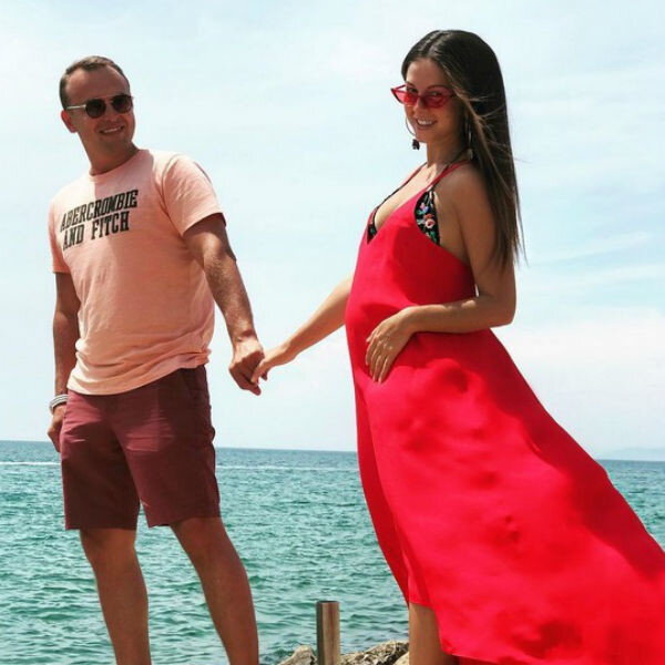 «Если раньше у меня было много спорта, активности, я уставала и мало спала, то перед тем, как оказаться в интересном положении, решила побаловать себя. Стала больше спать, отдыхать, немножечко сократила свой гастрольный график», - рассказала певица.Певица редко выкладывает фото с округлившимся животиком // Фото: Инстаграм