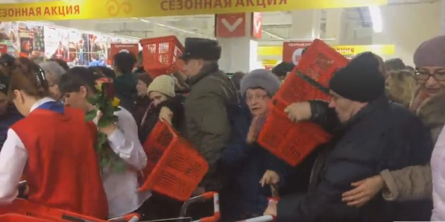  Открытие магазина в торговом центре в Заволжье вызвало в прошлом году страшный ажиотаж.