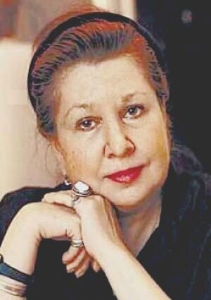 В 1973 году актриса сыграла очередной эпизод на этот раз в знаменитом фильме Татьяны Лиозновой «Семнадцать мгновений весны». Героиней Инны Ульяновой стала пьяная дама с лисой. Всего несколько минут на экране, но как это было сыграно! Настоящий шедевр! А ее знаменитые слова: «Вы должны меня послушать, Вы должны мне поверить! Когда о нас, о математиках, говорят как о сухарях - это ложь! В любви я - Эйнштейн!» Эта крохотная роль сразу же сделала актрису пусть не знаменитой, но, по крайней мере, узнаваемой. 
Тем временем Инна Ульянова продолжала играть в кино характерные второплановые роли. В их числе: член родительского комитета школы Эльвира Павловна в детском фильме «Когда я стану великаном», соседка Петровых Роза в фильме «Иванцов, Петров, Сидоров», миссис Гринье в военной драме «Бархатный сезон», тетя Тоня в молодежной ленте «К кому залетел певчий кенар», Алла в мелодраме «Опасный возраст». Вот так, постепенно актриса и подошла к своей звездной роли в картине «Покровские ворота»…

Пьеса Леонида Зорина «Покровские ворота» была впервые поставлена в 1974 году на сцене Театра на Малой Бронной. В репертуаре она продержалась семь лет и неизменно шла с успехом. В начале 80-х режиссер Михаил Козаков решил поставить по пьесе кинокартину. Начальство «Мосфильма», недовольное сценарием, долгое время не давало ход съемкам, и только вмешательство уважаемой актрисы Софьи Пилявской (сыгравшей в картине одну из ролей) помогло Козакову осуществить задуманное.

Первоначально на роль Маргариты Хоботовой режиссер планировал Наталью Гундареву. На другие главные роли также планировались звездные актеры: Евгений Лазарев, Андрей Миронов, Никита Михалков. Однако затем Козаков отказался от этой мысли и пригласил малоизвестных на тот момент актеров (исключение составил лишь Леонид Броневой). Так Маргаритой Хоботовой стала Инна Ульянова, Львом Хоботовым – Анатолий Равикович, Костиком – Олег Меньшиков, Саввой Игнатьевичем – Виктор Борцов.

Инна Ивановна вспоминала: «Атмосфера на съемках была чУдной, настолько теплых, родственных отношений между актерами я больше не встречала. В этом заслуга Миши Казакова - режиссера картины - гениальный человек. …На съемках «Покровских ворот» мне кажется, я была влюблена во всех наших мужчин. И Витенька Борцов - Савва Игнатьевич с которым мы дружим до сих пор, и Толечка Равикович – «мой первый муж», мне дороги одинаково. А как не полюбить совсем юного Олега Меньшикова - непосредственного, талантливого, изящного и, самое главное, непошлого».

Инна Ульянова гениально создала образ властной, авторитарной женщины, эдакой «генерала в юбке», считающей, что лишь ее вмешательство в дела близких ей людей, делают их счастливыми. За легким, веселым сюжетом скрывался едкий политический подтекст: трагедия советской интеллигенции в лице Хоботова, которого правящая партия в лице Маргариты Павловны упрятывала в больницу за требование свободы.

Фильм был снят в 1982 году, но на телеэкраны попал лишь в 1983-м. Причиной тому, что его «положили на полку» стал отъезд Елены Кореневой (сыгравшей в фильме Людочку) в США. Веселая, искрометная картина сразу же понравилась зрителям. Инна Ульянова вмиг стала всенародно известной, и впоследствии неизменно ассоциировалась в сознании миллионов, как энергичная Маргарита Павловна Хоботова. Сама же актриса признавалась, что в жизни совсем не похожа на Хоботову: «На самом деле я жуткая трусиха, и в отношении с мужчинами тоже. Но в творчестве я стараюсь добирать то, чего мне не хватает: самоуверенность, властность, даже нахальство, поэтому и появляются такие героини, как Маргарита Павловна».
