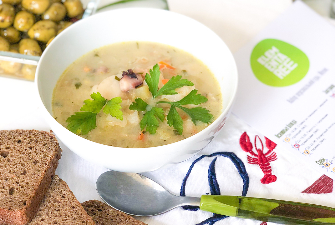 На фото суп чаудер с морепродуктами