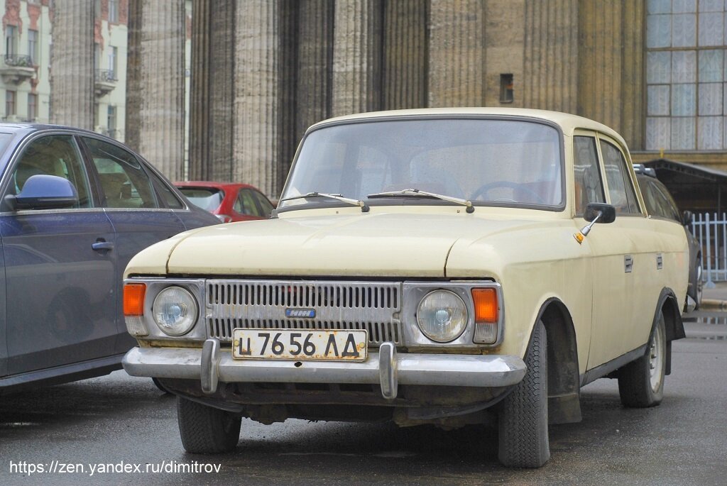 Москвич-412-028 на улицах Питера. Бамперы (передний и задний) обзавелись пластиковыми клыками