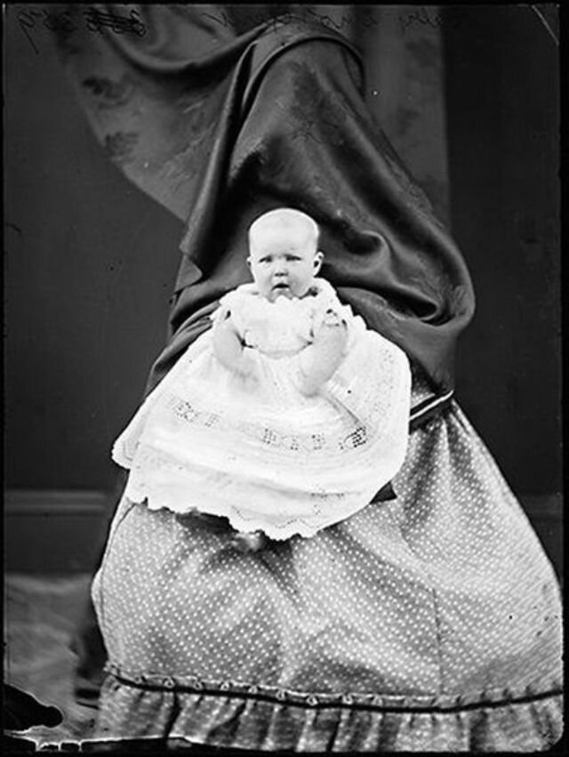 Скрытое фото мам. Спрятанная мать Викторианская эпоха снимки. Младенец 19 века. Младенец в старые века. Старинные платья для младенцев.