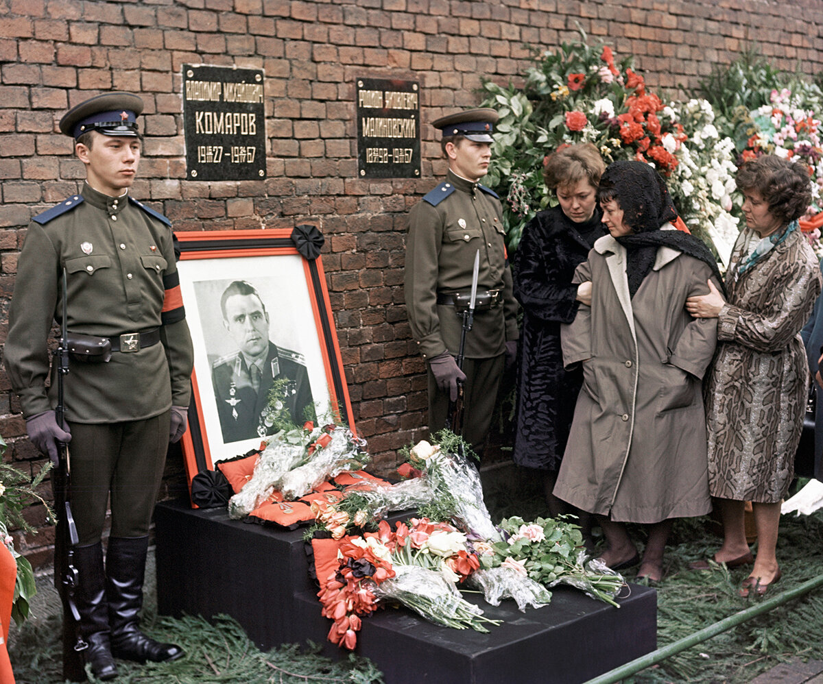 Сколько погибло космонавтов в ссср. Похороны Владимира Комарова.