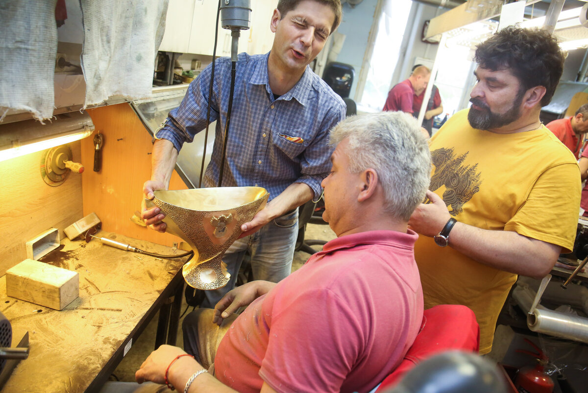 Генеральный директор ART4YOU Павел Нестеров –  сам спортсмен. Но и ему не так просто поднять награду. Фото Станислав Кравченко