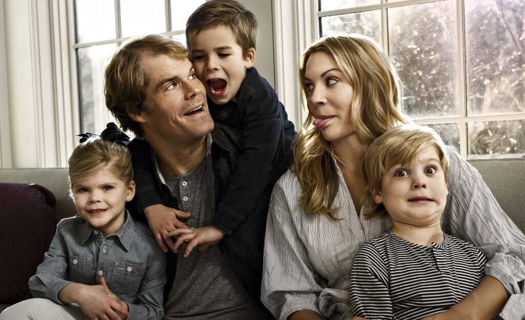 Молодая семья. Радостная семья с детьми. Многодетная семья с детьми из детдома. Счастливая семья. Семейный 20.