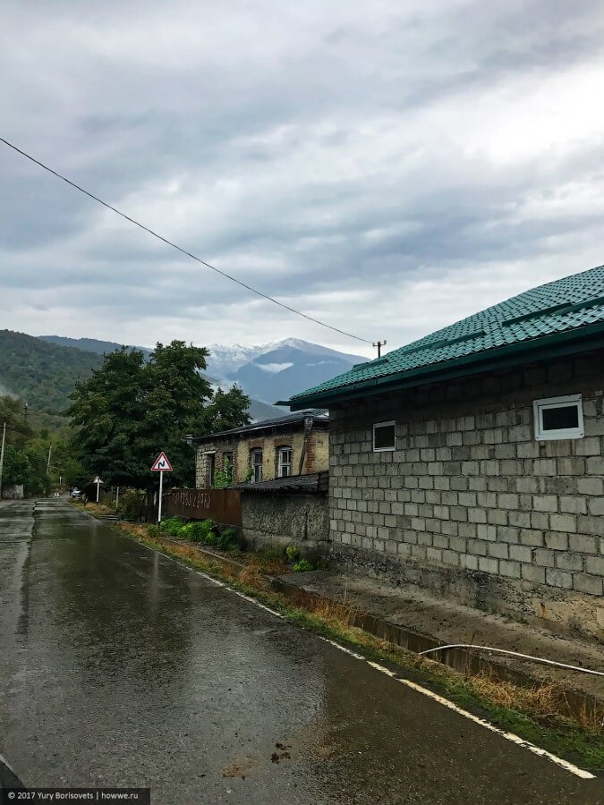 Последние дома в Пшавели по дороге к перевалу Абано.