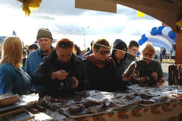 Источник: https://www.ks-yanao.ru/novosti/v-salekhard-na-obdorskuyu-yarmarku-privezut-stavropolskie-tovary.html