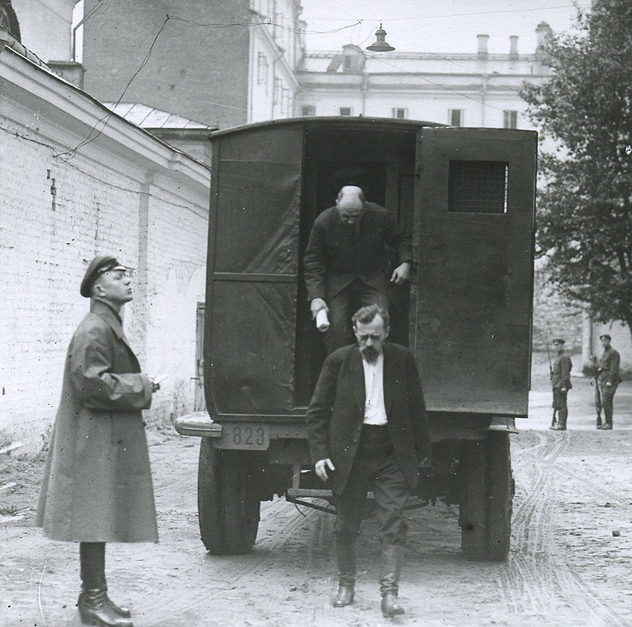 Лубянка сталин и нквд. Чёрный воронок НКВД. Черный воронок НКВД аресты 1937. Черный воронок машина НКВД. Черный воронок машина НКВД 1937.