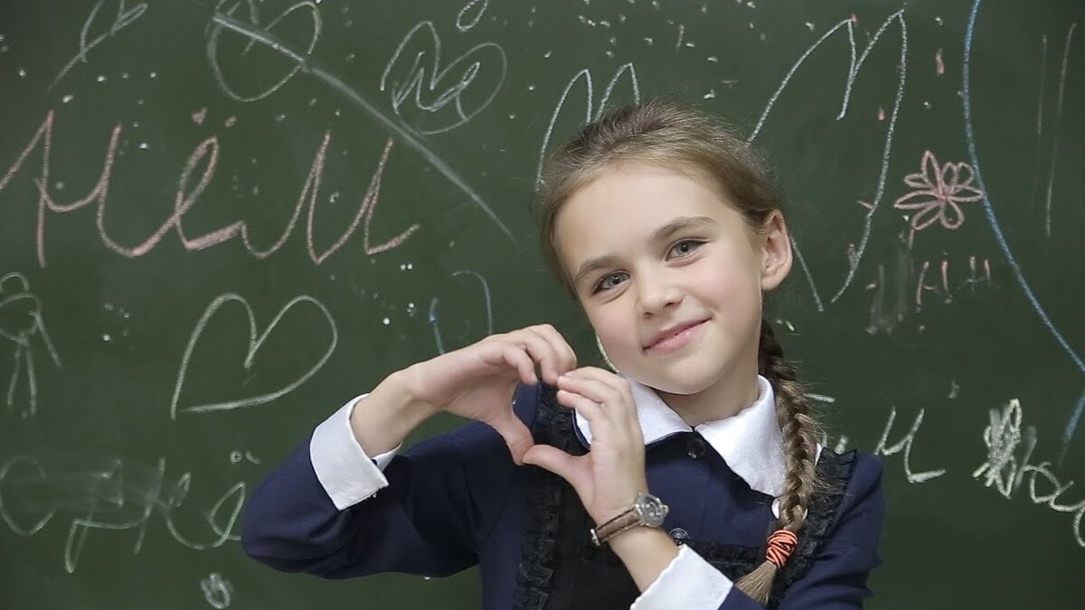 Как вы поняли – это банальная история романа учителя и ученицы. Узнала я о ней от знакомой и до последнего отказывалась верить в происходящее. Павел женатый человек и у него есть ребенок, его можно считать примером для подражания. Однако все именно так и было. Девочка была ученицей девятого класса и выглядела сущим ребенком.