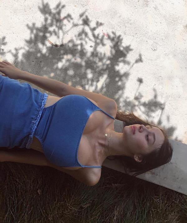 Sophie Mudd - американская, 20-летняя модель с 7 размером груди. У девушки довольно низкий рост (165 см) и довольно впечатляющие габариты, что несомненно порадует многих мужчин.