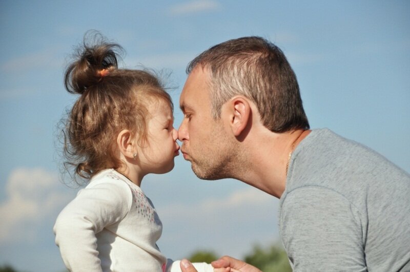 Мама папа поцелуй. Детский поцелуй в губы. Отец целует дочь. Поцелуй в лоб ребенка.