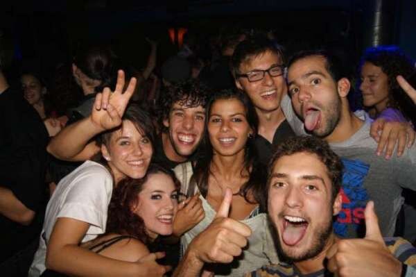 Ехали со своей девушкой на море. Дорога длинная была, привалов много делали. В общем с горем по полам доехали. Встретили там друзей, пацаны мои отдыхали, дружили с ними с детства. Но потом у меня появилась девушка и наши пути немного разошлись. Но честно, я рад был их видеть. Они отдыхали без своих половинок и могли себе позволить много. Короче отрывались мы как, могли. Как будто в юность вернулись, студенческие годы....мамы, папы рядом нет...творили что, хотели, так и тут...И вот осталось на пару дней отдыхать, пригласили мы их к себе в гости, шашлык, машлык, бухло. Сперва все культурно было, но потом конечно начался беспредел. Градус брал свое, в итоге ссора, и нас с пацанами послали куда по дальше. Мы еще покутили немного, и разошлись по домам. Двери дома конечно были закрыты, серьезную типа обиду затаили подруга моя. Но у меня были ключи от машины. Залез, сел, сижу...начинает меня вырубать....сколько спал, не знаю, но проснулся от посторонних звуков. Короче открываю глаза, а на машине чувак сидит с голой жопой. Я не понял, а потом пригляделся, сука срет мне на капот, и главное я вижу как с его очка рыжее говнище лезет. Я конечно был в шоке. Выйти не решился, пьяный, да и мало ли....но когда этот человек говно слез с машины, то я в нем разглядел своего друга. Он сразу убежал. Я так и не понял, что за белку он словил, но мы больше не общались.