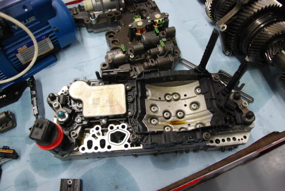 Однако ремонт АКПП является не лучшим выбором. Тут все, конечно, зависит от мастера или автомастерской в целом. Поскольку автоматические трансмиссии намного сложнее, чем механические, обычные автосервисы или автомастерские без большого опыта и без правильных инструментов вряд ли смогут вам отремонтировать автоматическую трансмиссию.